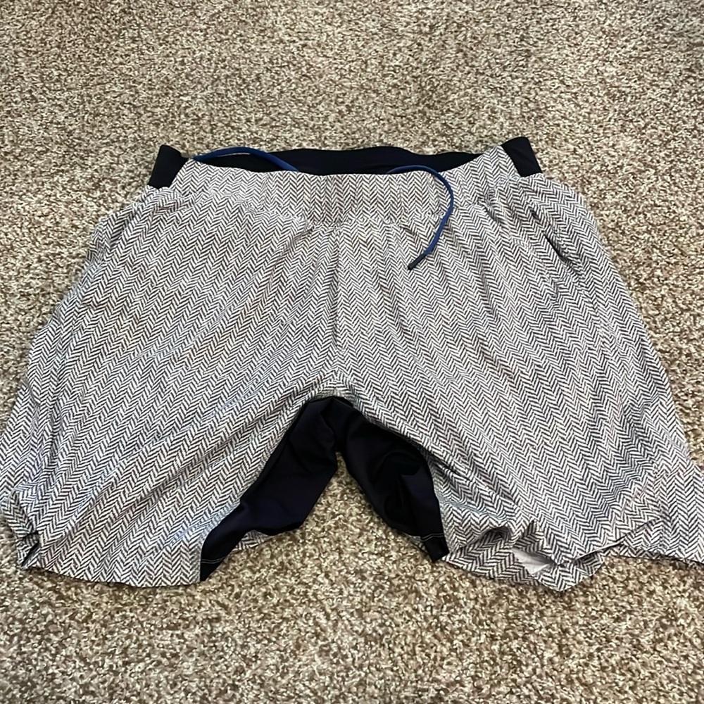 Lululemon short with liner men’s medium